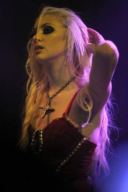 En el escenario es muy entregada. Más videos de Chismes aquí.