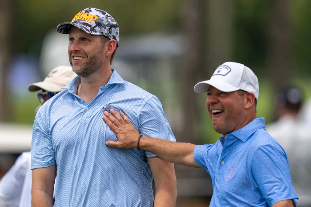 Eric Trump con Larry Glick, uno de los ejecutivos de la Organización Trump.