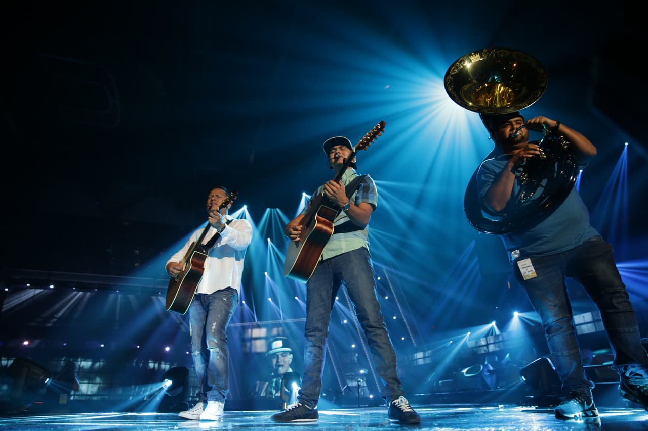 Ulices Chaidez y sus Plebes ensayaron hoy martes en el escenario del Watsco Center de Miami.