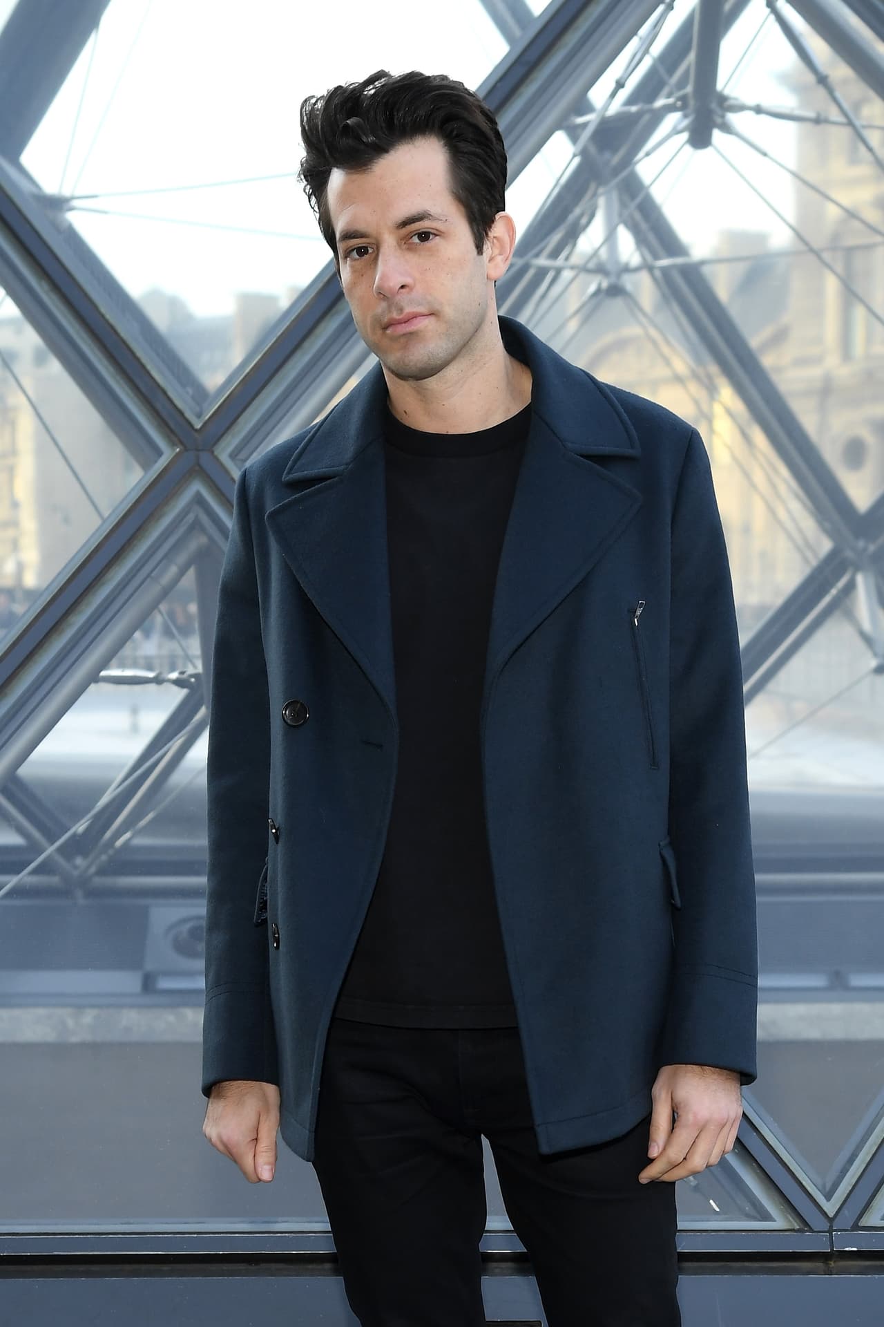 "Sí, estoy en una relación. Es bueno. 
<b>Estoy saliendo con una buena chica</b>", dijo Ronson a WSJ.