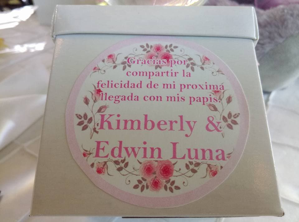 Los invitados recibieron varios detalles de los anfitriones, como esta cajita que se les entregaba a su llegada al salón donde se organizó el convivio.