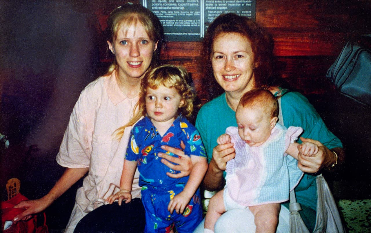 La esposa de Koresh, Rachel (izq.) y su madre Bonnie Haldeman, con el hijo del líder de la secta, Cyrus y Star (en manos de su abuela). Rachel se casó con Koresh cuando apenas tenía 14 años. A los otros niños del complejo, se les instruía para que consideraran a Koresh como su padre, según se conoció después.