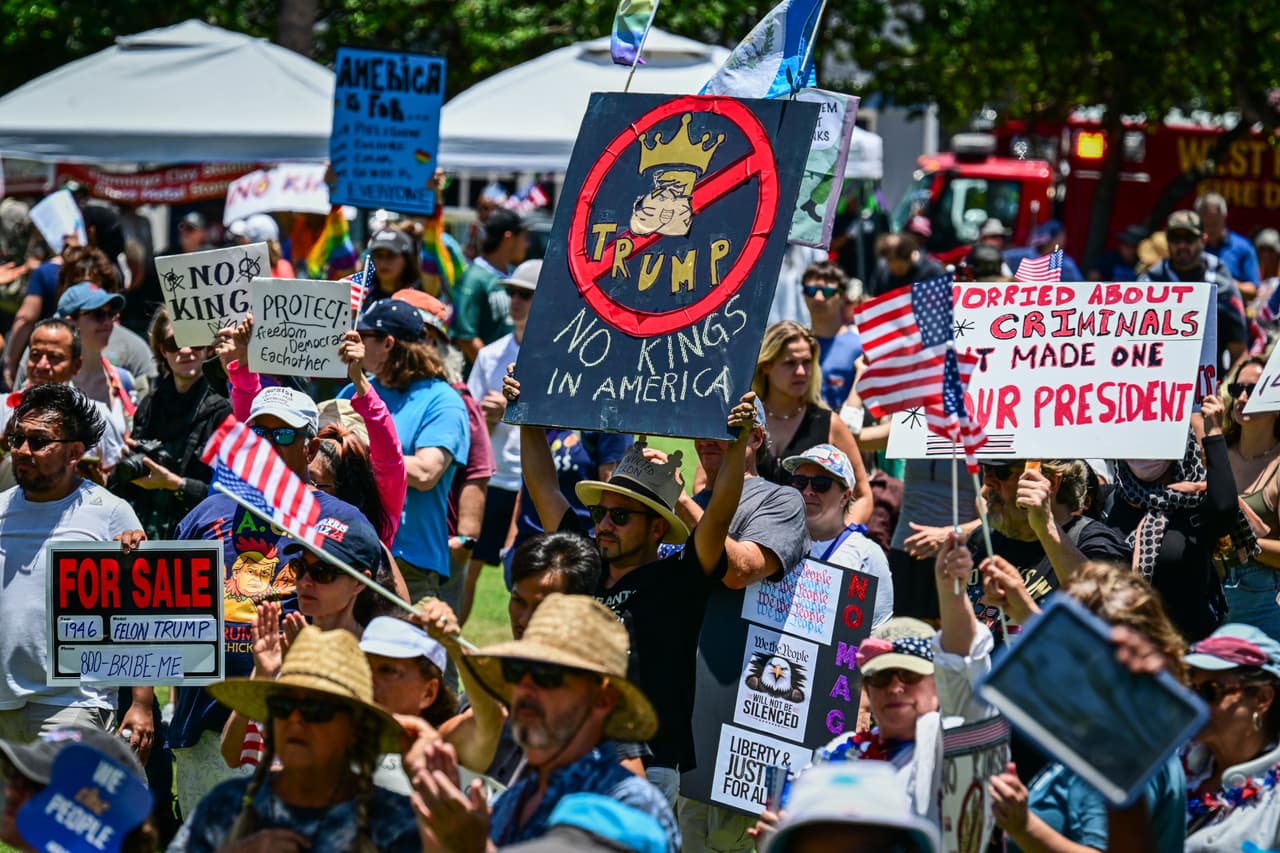 Desde Miami hasta Tallahassee miles de personas en Florida salieron este sábado a participar en las protestas 'No Kings', contra las políticas del presidente Donald Trump.