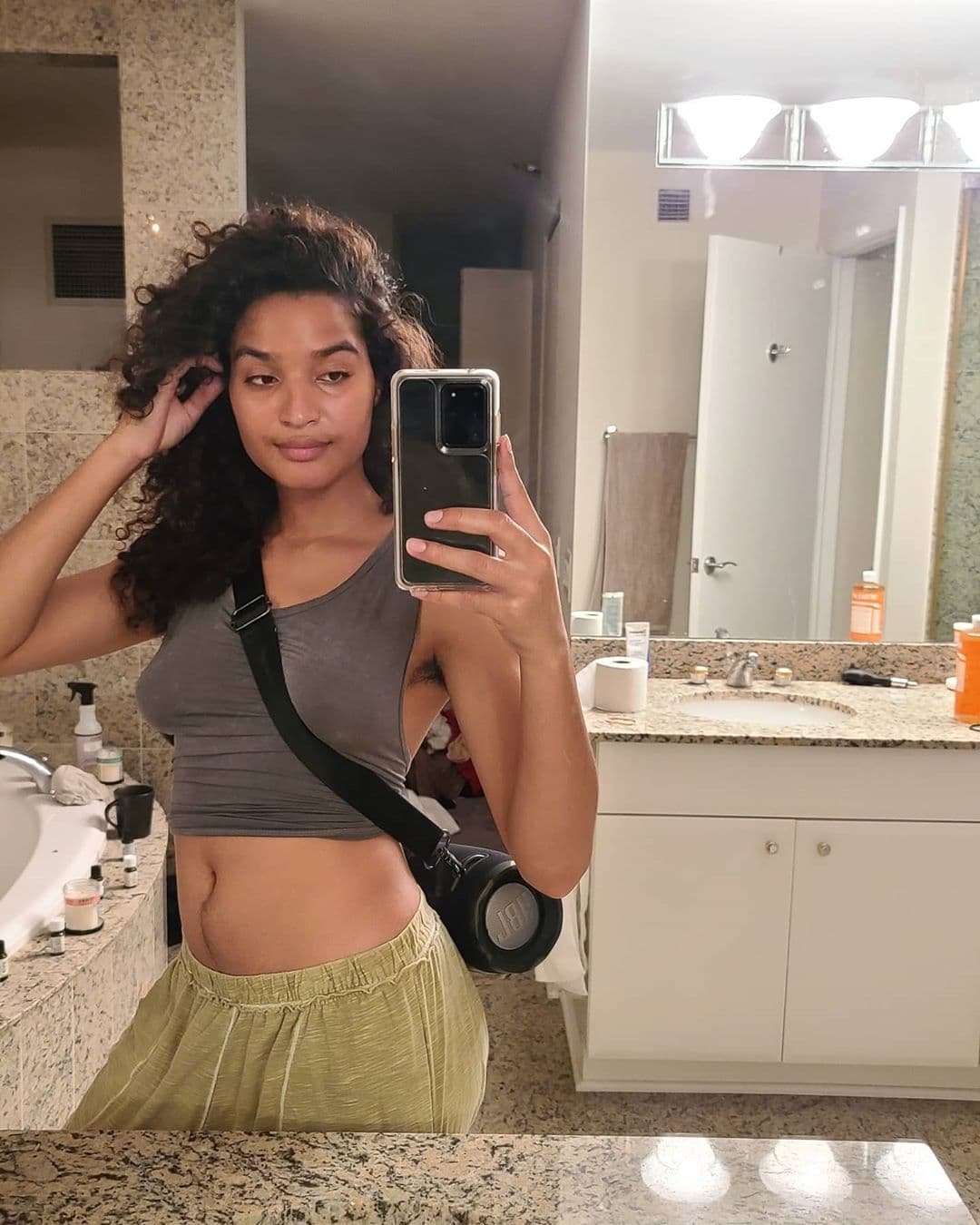 Indya Adrianna Moore es una de las personas más influyentes del mundo y en la categoría de 
<b>'Influencer con Causa'</b> de Premios Juventud espera tu 
<a href="https://premiosjuventud.com/vota/" target="_blank">voto</a>.