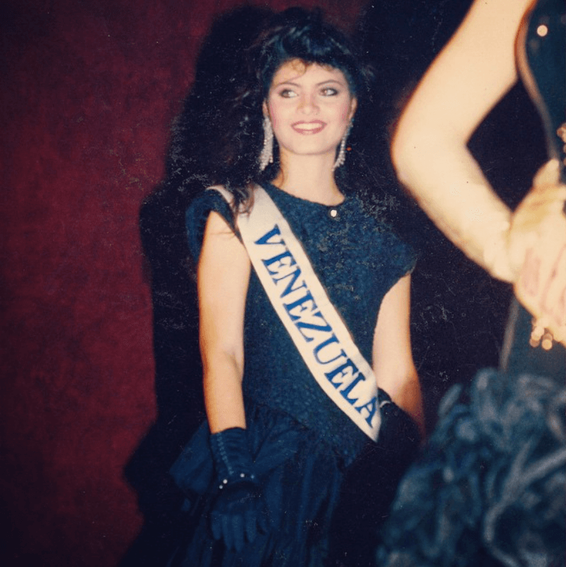 Para 1990 la vida parecía sonreírle, pues, a sus 17 años, representó a Venezuela en el concurso Miss Flower Queen que se celebraba en Japón. Sin embargo, una triste noticia la esperaba en su casa: su padre falleció sin que ella se enterara.