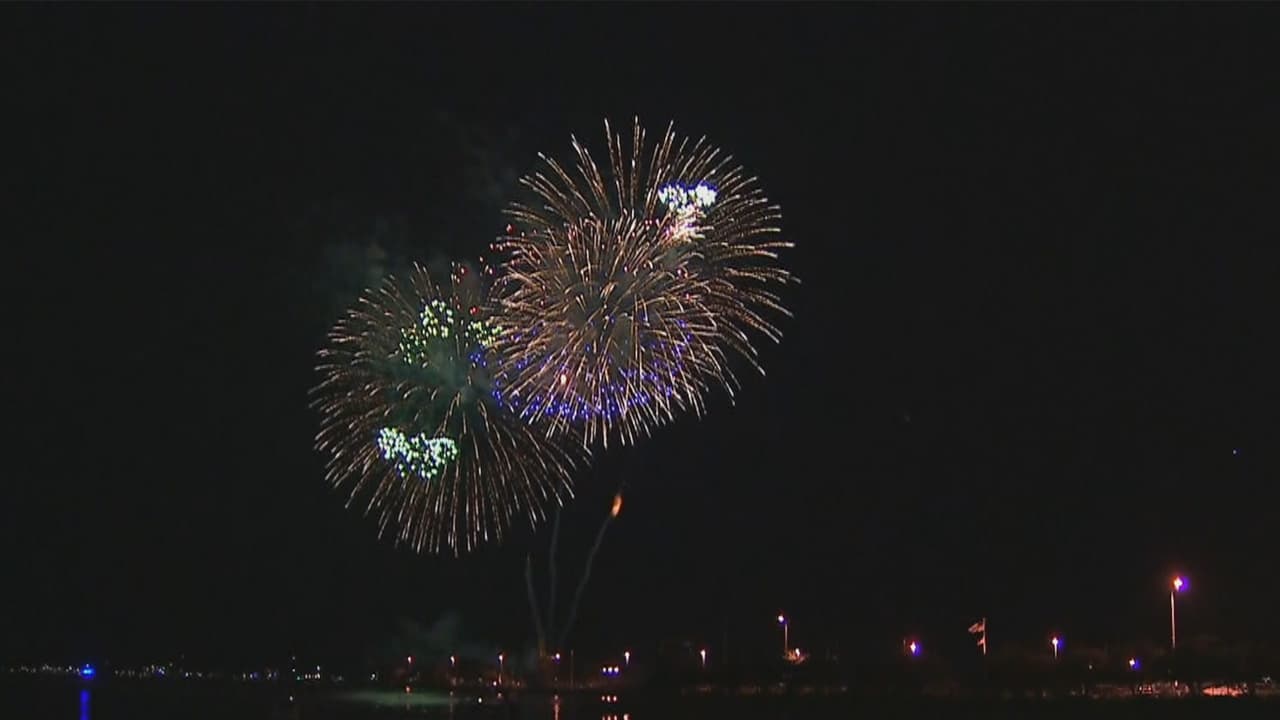 <b>Fuegos artificiales en Río Chicago</b>
<br>El espectáculo de pirotecnia a lo largo del Río Chicago tiene varios puntos a lo largo de la ribera. Los mejores lugares para observar los fuegos artificiales son los puentes de las calles Franklin, Clark, Wabash y Columbus Drive. El espectáculo implica algunas restricciones a la circulación en estos lugares a partir de las 7 p.m. A partir de las 11 p.m. el tránsito estará cerrado sobre la Calle Wacker, entre Lake y Stetson.
<br>
<br>
<b>¿Dónde?</b> Ribera del Río Chicago
<br>
<b>¿Cuándo?</b> 31 de diciembre de 2022, a partir de las 7 p.m.
<br>
<b>¿Precio?</b> Evento gratuito.