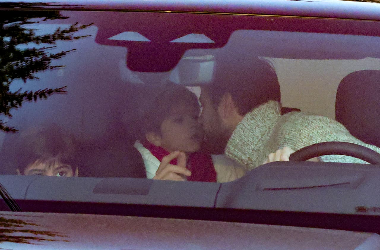 Al ver a sus hijos, Gerard Piqué cambió el semblante serio con el que se le vio llegar y saludó de manera cálida a los chicos.