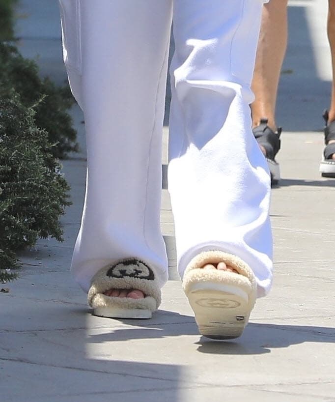 No fueron unas pantuflas cualquiera. 
<b>Fueron un par Gucci </b>de corte grueso y color beige con el logo de la casa de moda en marrón chocolate.
<br>