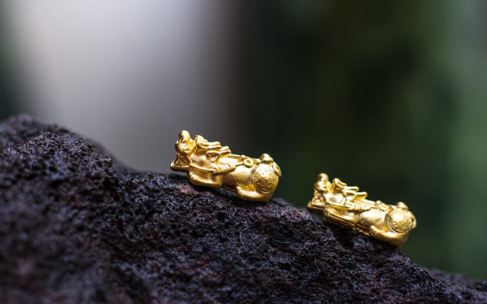 <h3 class="cms-H3-H3">Oro </h3>
<br>Este metal precioso se asocia con el éxito, ayuda a que los sueños, que parecen inalcanzables se cumplan, además provee de voluntad y derrumba las barreras de los límites.
<br>