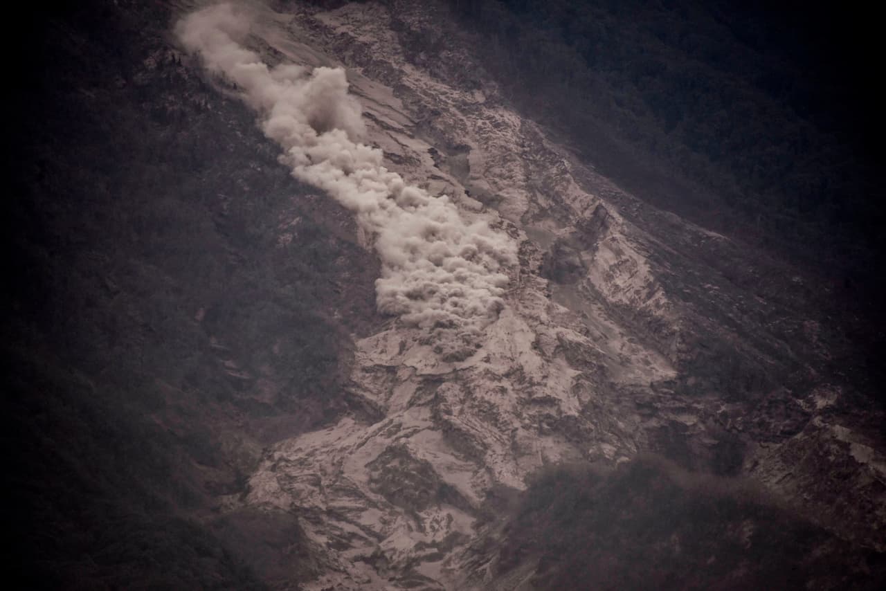 El material volcánico incandescente por la ladera del volcán de Fuego.