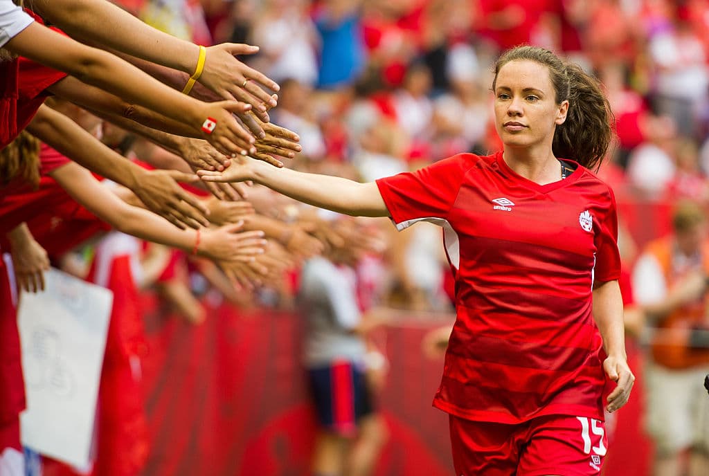 Allysha Chapman de Canadá es saludada por los fans luego del calentamiento de su selección previo al duelo de Cuartos de Final del Mundial de 2015 que albergaron en su país. El cotejo se efectuó ante Inglaterra el 27 de junio de 2015 en BC Place Stadium en Vancouver, British Columbia.