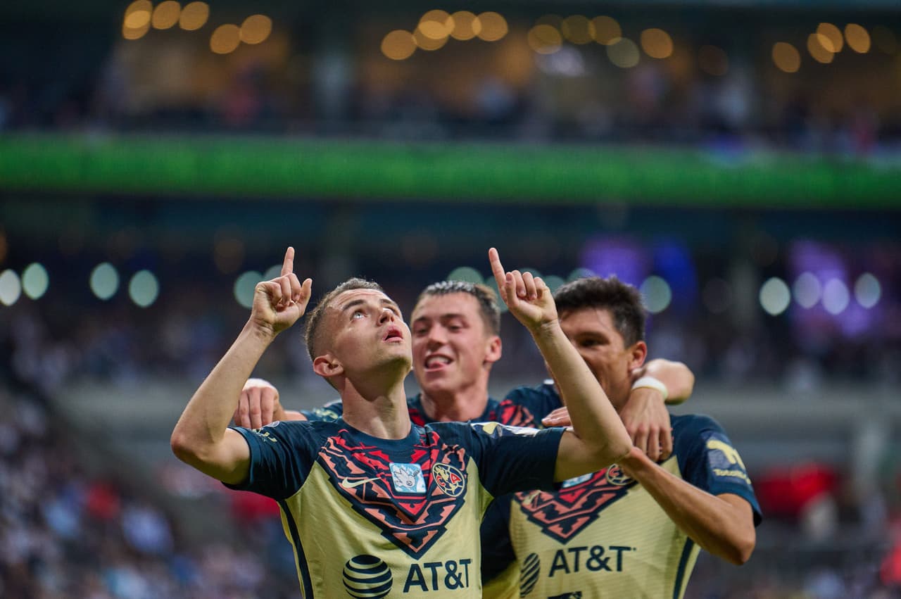 América inició ganando al 34' con un cabezazo de Álvaro Fidalgo que dio mucho de qué hablar, ya que el gol se generó en una jugada apretada de fuera de juego que se revisó en el VAR durante varios minutos.