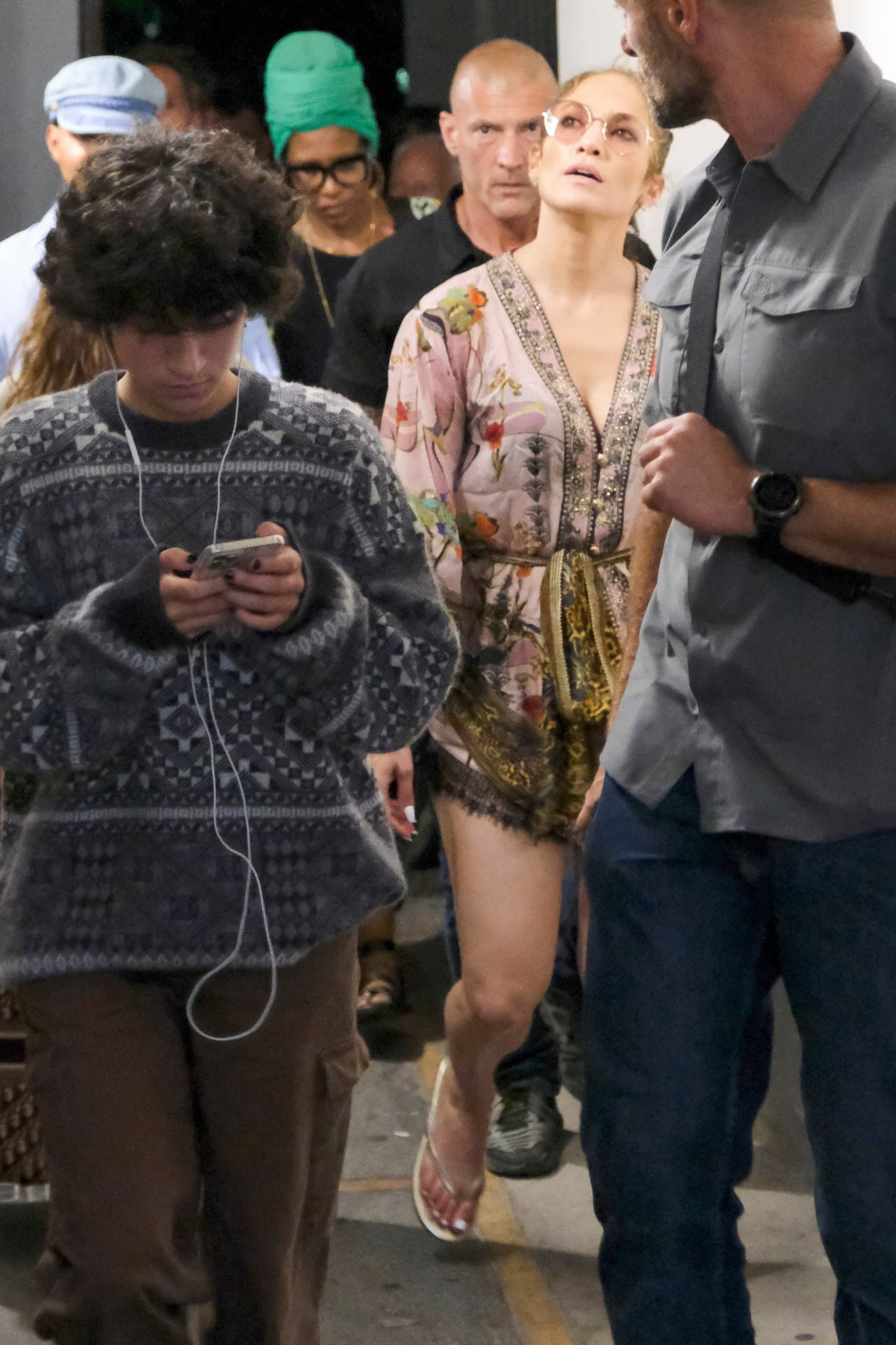 La joven de 14 años llevó en todo momento los audífonos puestos y el celular en las manos. 
<br>