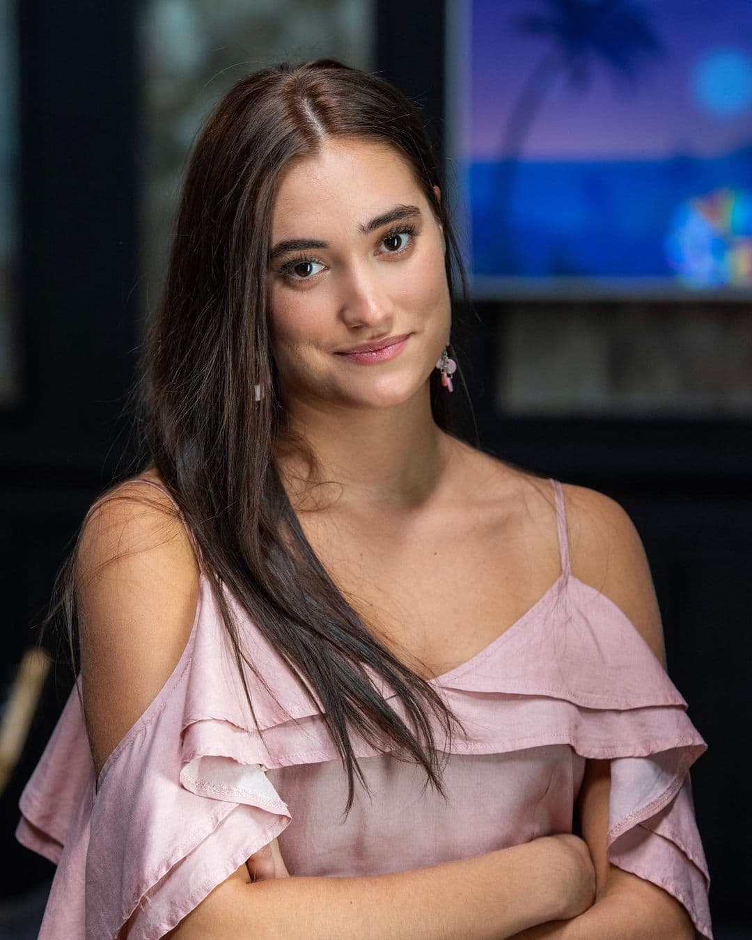 “Se enamoró (su hija) del hijo de Leonardo Daniel, en la novela se enamoran, eran amigos en el CEA y ahora son pareja, así es el amor", relató.