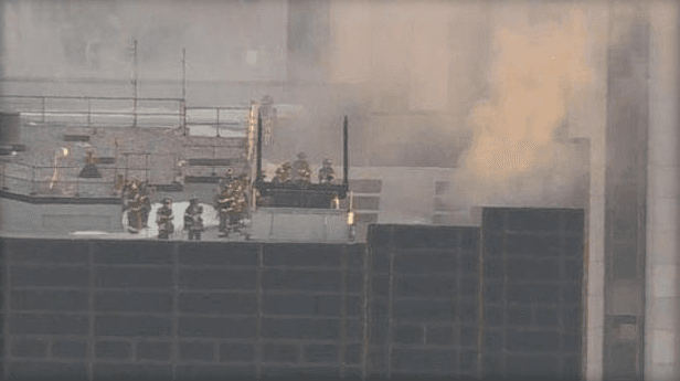 Imágenes aéreas de la Torre Trump cuando los bomberos trabajaban para apagar el incendio.