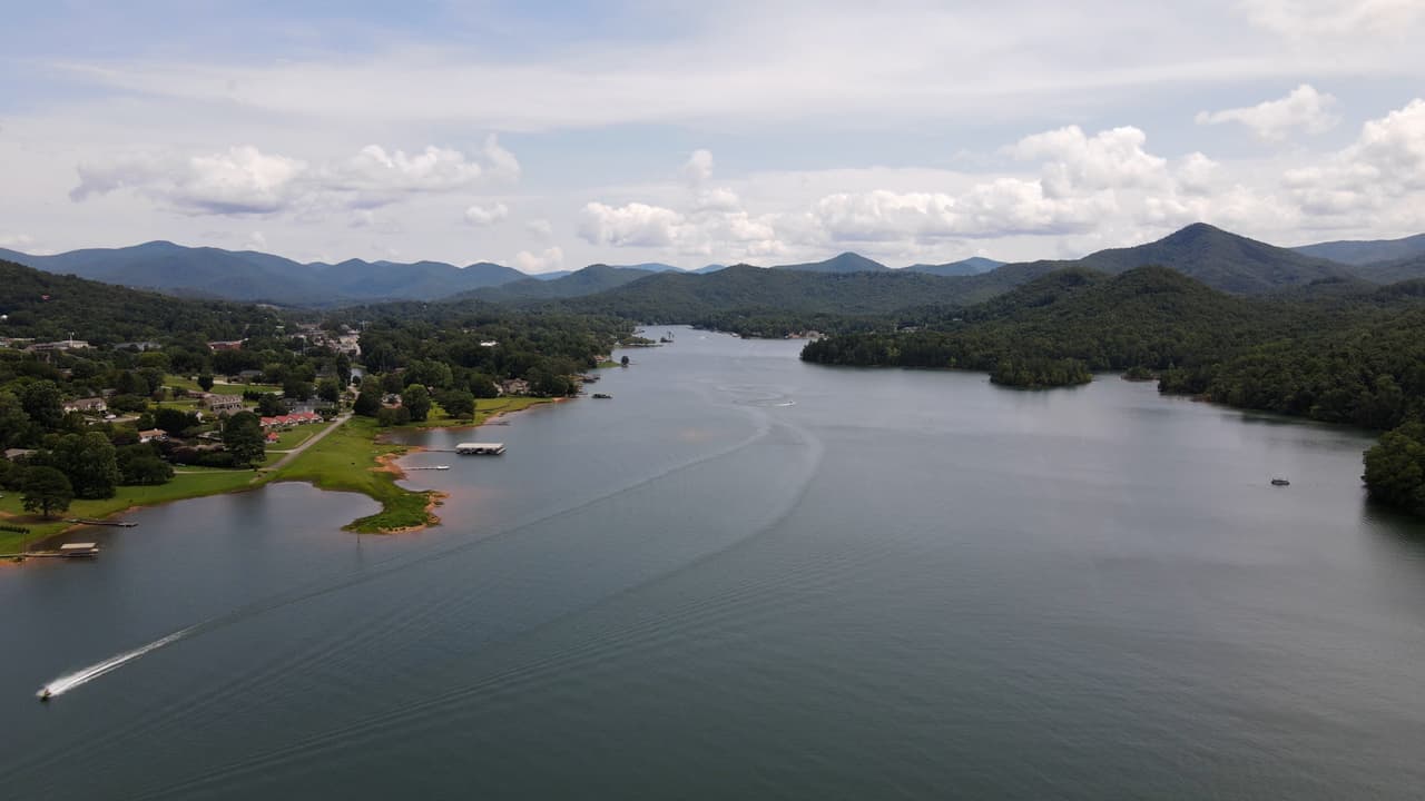 <b>Lake Chatuge (Hiawassee)</b>: 
<br>
<b>Sitio web</b>: 
<a href="https://www.golakechatuge.com/">https://www.golakechatuge.com/</a> 
<br>
<b><a href="https://goo.gl/maps/xk8cAMmMgdZAkfiw5">Cómo llegar</a> </b>
<br>
<br>Creado en 1942 por la presa Chatuge, el lago Chatuge se encuentra al pie de las montañas Apalaches, con la mitad en Carolina del Norte y la otra en Georgia. Ofrece más de 100 millas de costa para nadar, pescar, navegar y otros deportes acuáticos. Hay áreas de picnic, parques infantiles, rampas públicas para botes y una playa para nadar.