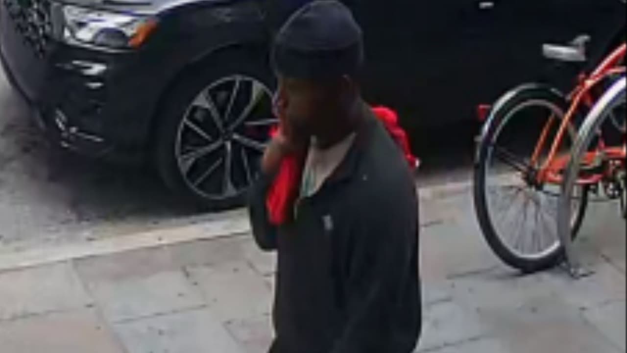 El Departamento de Policía de Dallas solicita la colaboración del público para identificar a
<b>un hombre acusado de atacar aleatoriamente a una mujer en el centro de Dallas.</b> El sospechoso
<b>fue capturado en un video de vigilancia divulgado por Downtown Dallas, Inc. </b>El incidente ocurrió el 12 de septiembre, alrededor de la 1 p.m., en
<b>la cuadra <a href="https://maps.app.goo.gl/jAM4UQsSCyvCiS539" target="_blank">1300 de la calle Elm</a>. </b>La mujer estaba esperando en un semáforo cuando el sospechoso se acercó.