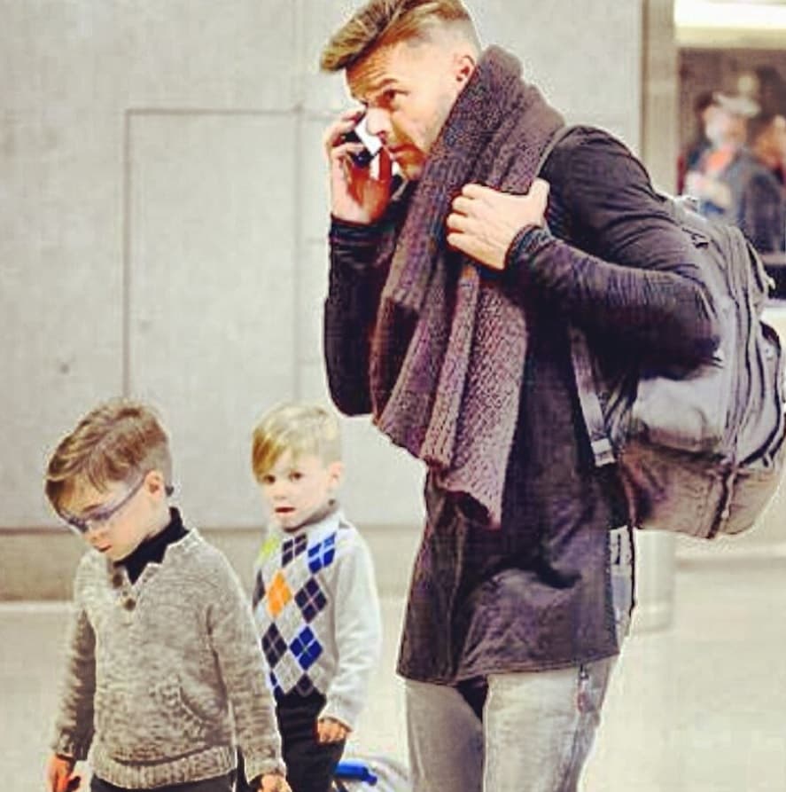 Ricky Martin ha sido muy claro al respecto sobre la mamá de sus hijos. A la revista Vanity Fair España le dijo: "vi la foto y me dije: ¿Quién es esta mujer tan angelical, tan transparente? [...]
<b> </b>Yo no alquilé un vientre. Esa expresión la utilizan los fundamentalistas conservadores. Me prestaron un vientre. No pagué por él [...]
<b> </b>Le daría la vida a la mujer que me ayudó a traer a mis hijos al mundo".