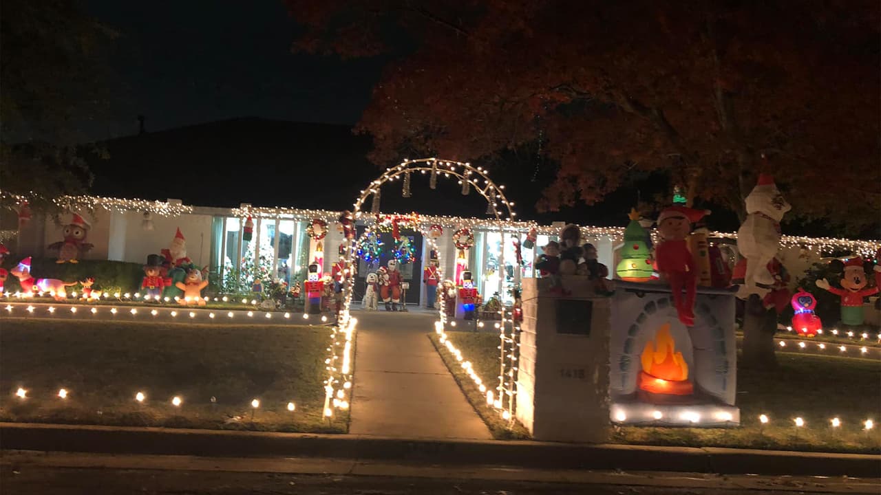 <h2 class="cms-H2-H2"><b>Lights at Interlochen</b></h2>
<br>Este año, podrás ver los alumbrados navideños 
<b>GRATIS</b>. Fechas: 16 al 25 de diciembreHorario: 6:00 p.m. a 11:00 p.m., todas las noches