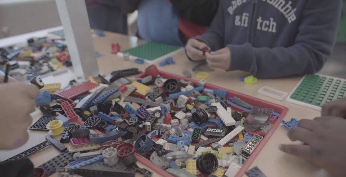 Además de disfrutar de las obras de arte, la sala dispone de un cuatro creativo en donde los visitantes de la exposición podrán crear sus propias piezas de arte.