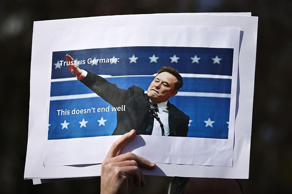 El escándalo que se formó tras el aparente saludo nazi de Musk tras la victoria electoral de Trump también contribuyó a dañar su imagen. Las ventas de Tesla en Europa se resintieron inmediatamente. (Photo by Omer Messinger/Getty Images)