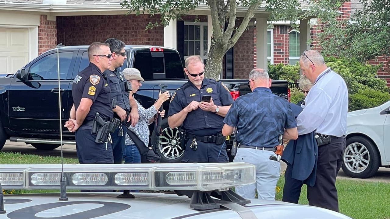 Las autoridades realizaron un examen de balística a todos los que estaban dentro de la casa para corroborar la versión de que fue el niño quien disparó a su hermano.