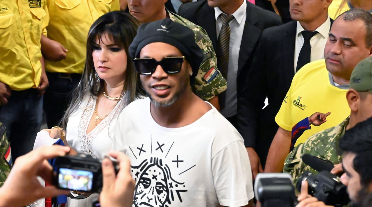 Ronaldinho es acusado de hacer fiestas con modelos en su arresto domiciliario
