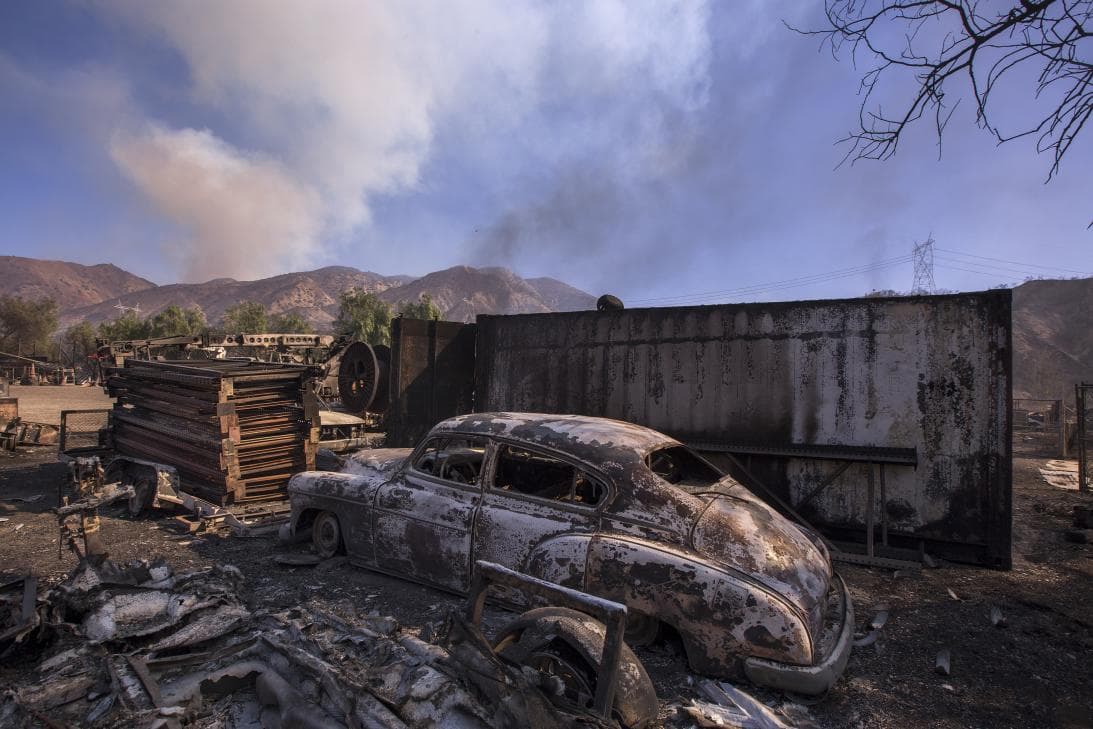 Un auto antiguo quemado en Sylmar, en el norte de Los Ángeles. El fuego Creek quemó más de 15,000 acres y destruyó 123 estructuras.