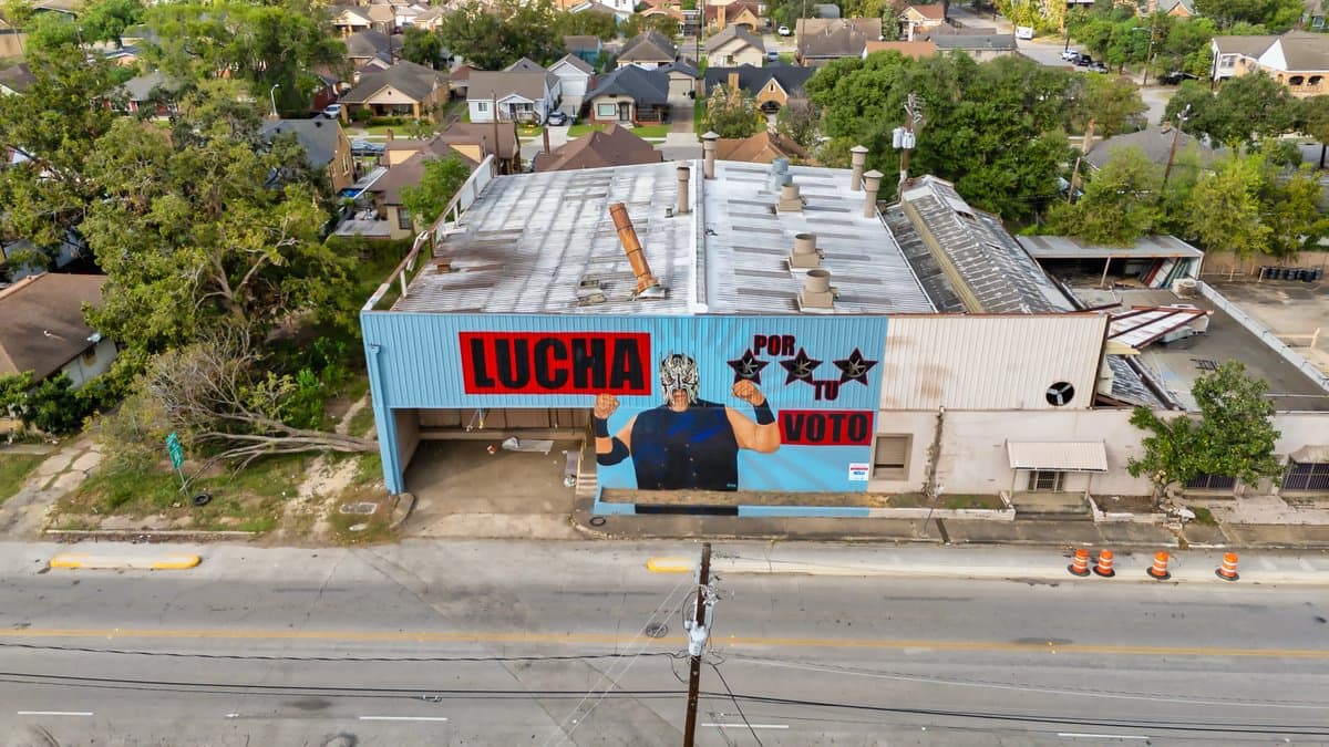 Además, como parte de la campaña,
<b>también se han colocado carteles de «Lucha Por Tu Voto» en edificios y negocios de East End y Denver Harbor y otros barrios cercanos. </b>