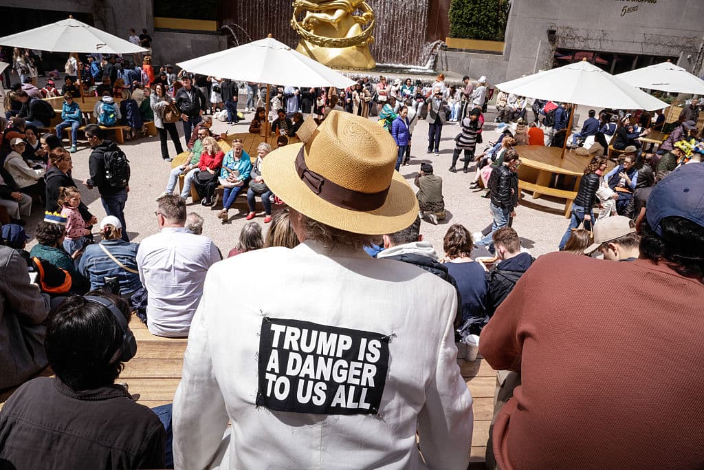 Hubo quien llegó al Desfile de Pascua con un mensaje contra el presidente Trump pegado en su vestimenta. "Trump es un peligro para todos nosotros", advierte este en español.