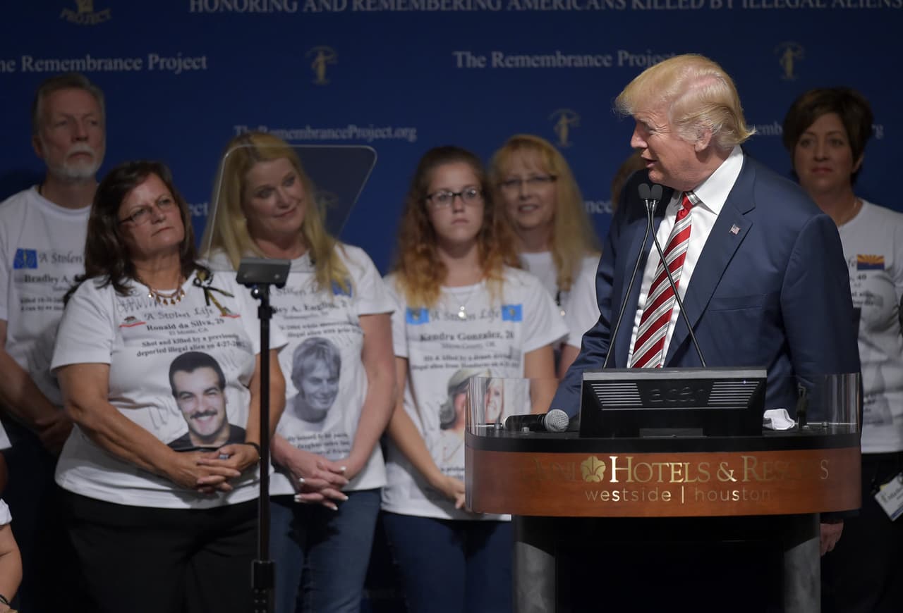 Trump durante un evento de campaña acompañado de las "madres ángeles", familiares de víctimas de indocumentados criminales.