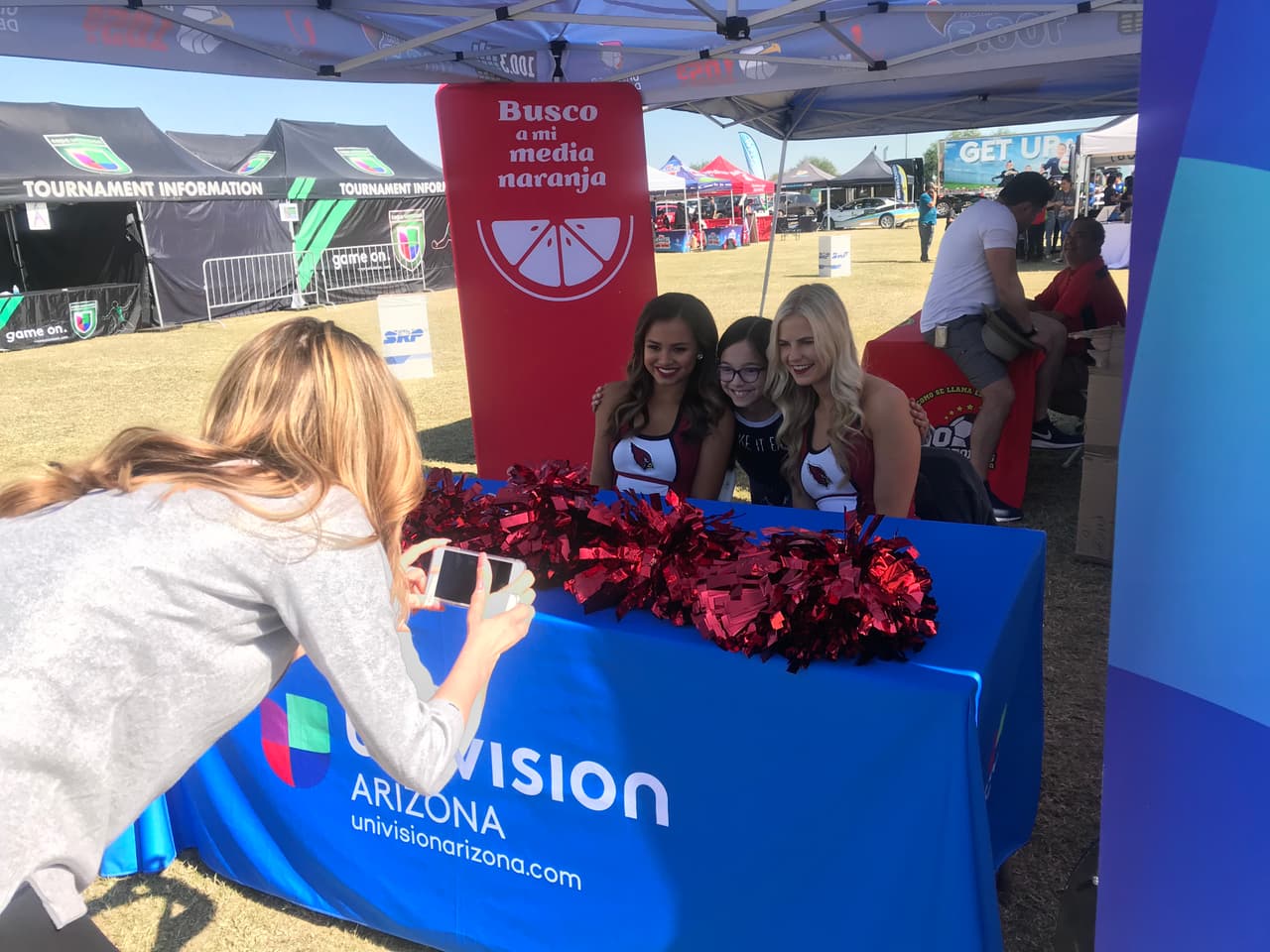 Presentadora de Univision Arizona, Heidi Renpenning, tomándole una foto a su hija con las porristas del Equipo los Cardenales. 
<br>