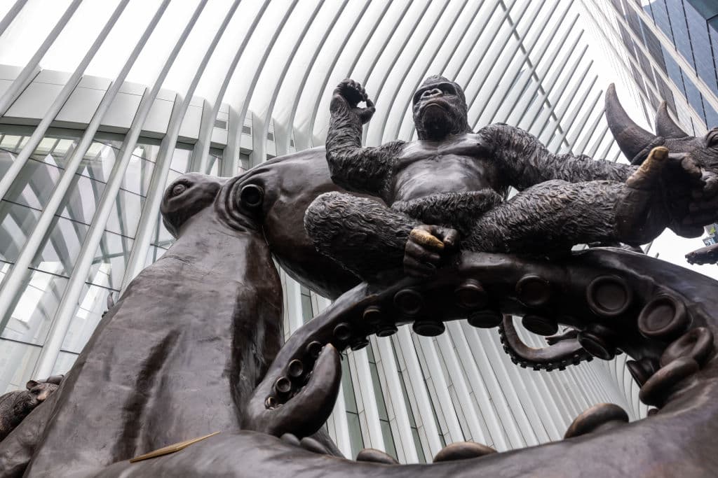 La escultura pesa 7 toneladas y se extiende 36 pies (aproximadamente 11 metros).