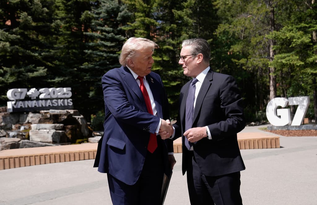 Keir Starmer y Donald Trump se estrechan la mano en la Cumbre del G7 en Alberta, Canadá, el mes pasado.