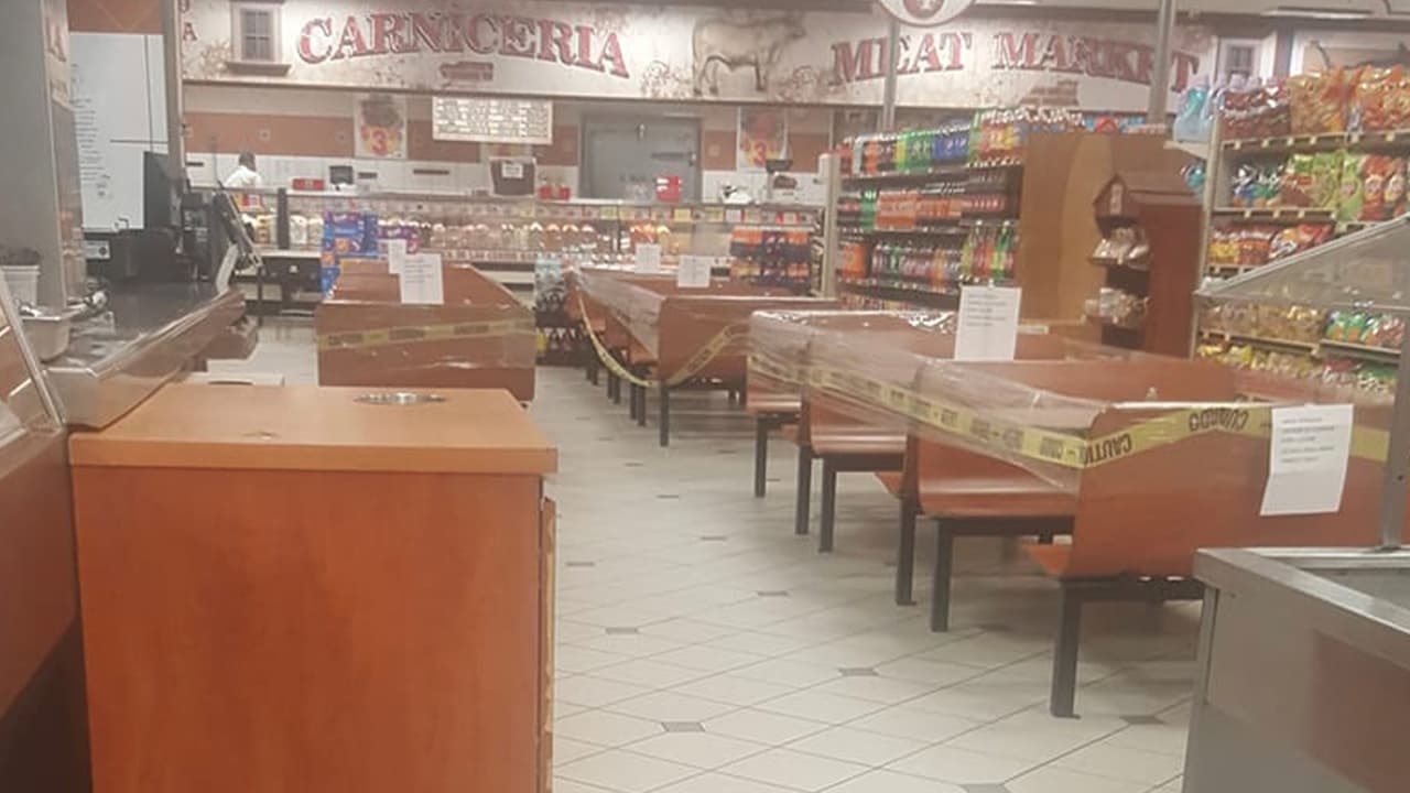 No se permitirán más de 6 clientes en una misma mesa.
<br>