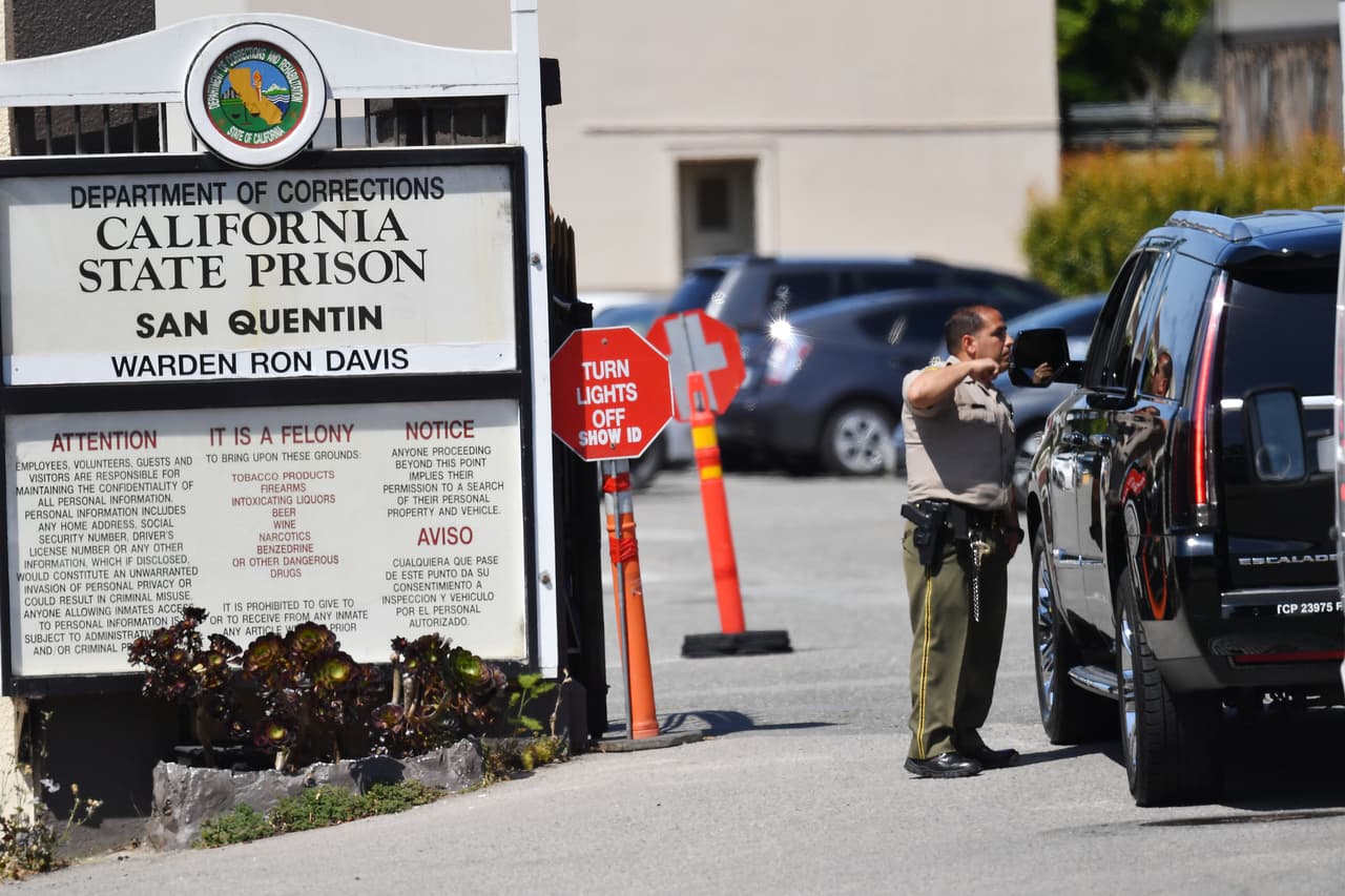 De acuerdo a lo reportado por 
<b><a href="https://www.newsweek.com/kim-kardashian-west-supports-kevin-cooper-quentin-1441376" target="_blank">Newsweek</a></b>, Kevin Cooper, de 61 años, fue condenado a muerte por cuatro asesinatos cometidos en 1983, en California: los de Doug y Peggy Ryen, su hija Jessica de 10 años y un vecino de 11 años llamado Chris Hughes.