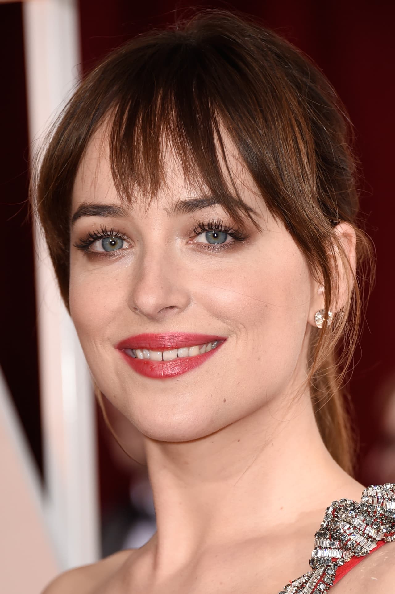 "Tenía un retenedor dental permanente desde que tenía 13 años y estaba pegado a la parte posterior de mis dientes. 
<b>Estaba teniendo muchos problemas en el cuello</b> recientemente, así que mi ortodontista decidió que sería una buena idea quitármelo y ver si mi mandíbula se expandía y me ayudó", contó.