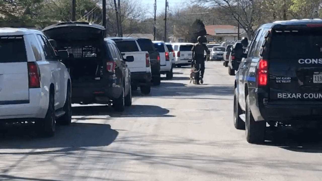 Alertan por una persecución en el oeste de San Antonio; buscan a hombre posiblemente “armado y peligroso”