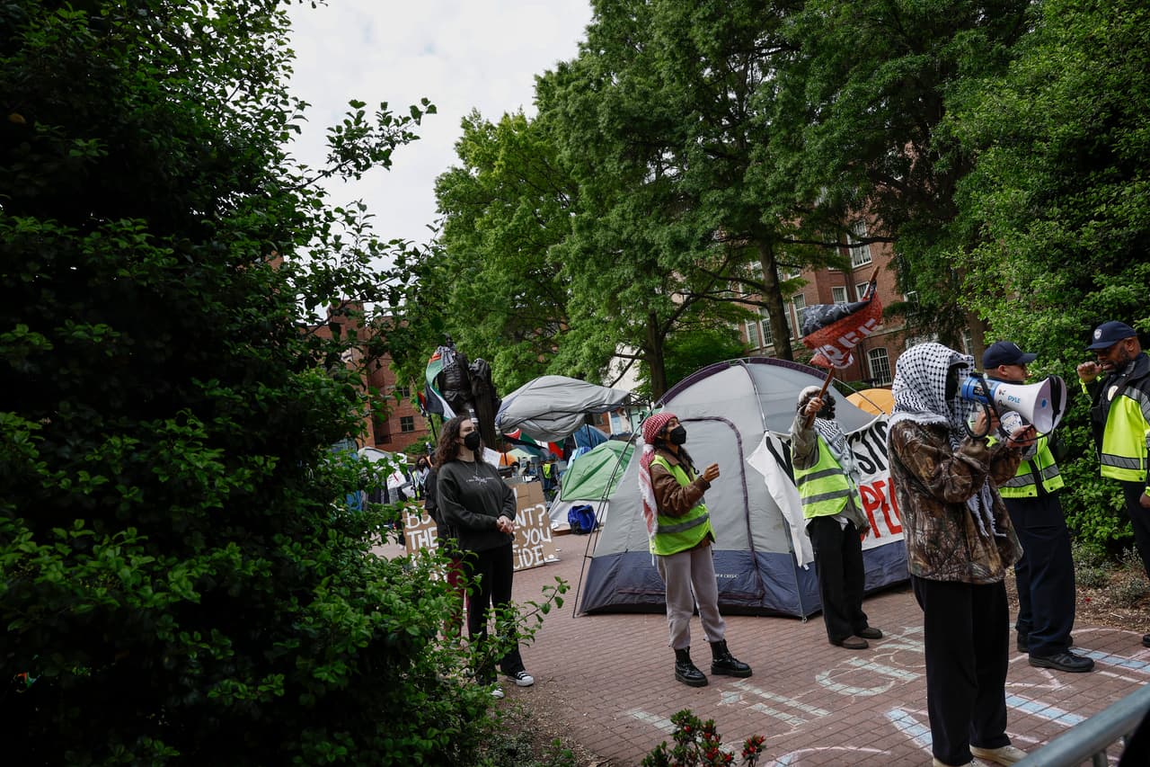 El viernes por la mañana, el campamento seguía en ese lugar, a pesar de que la policía del campus había dado a los manifestantes la orden de trasladarlo a otra zona.