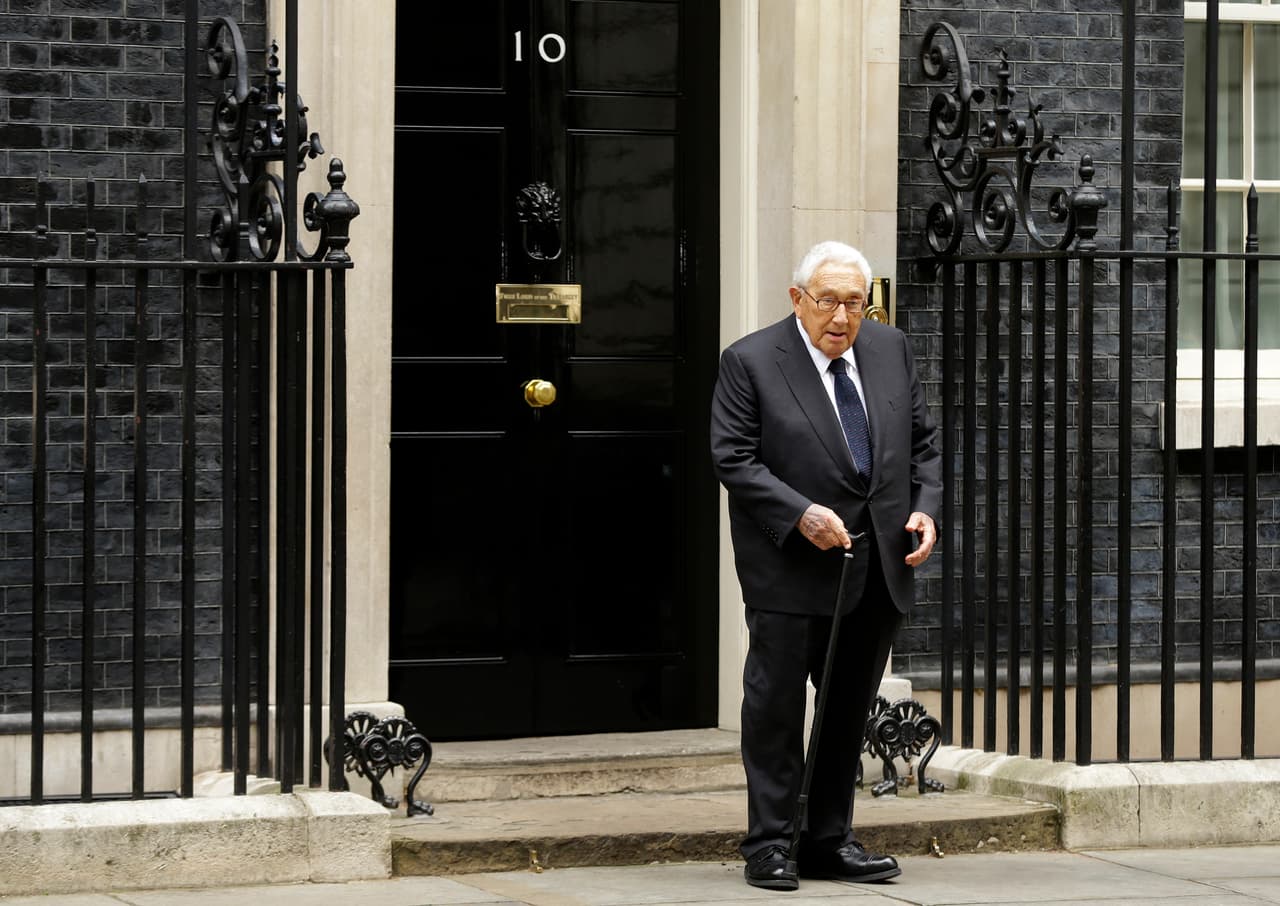 Kissinger frente a 10 Downing Street, la residencia del primer ministro de Gran Bretaña. La foto fue tomada en octubre de 2016.
