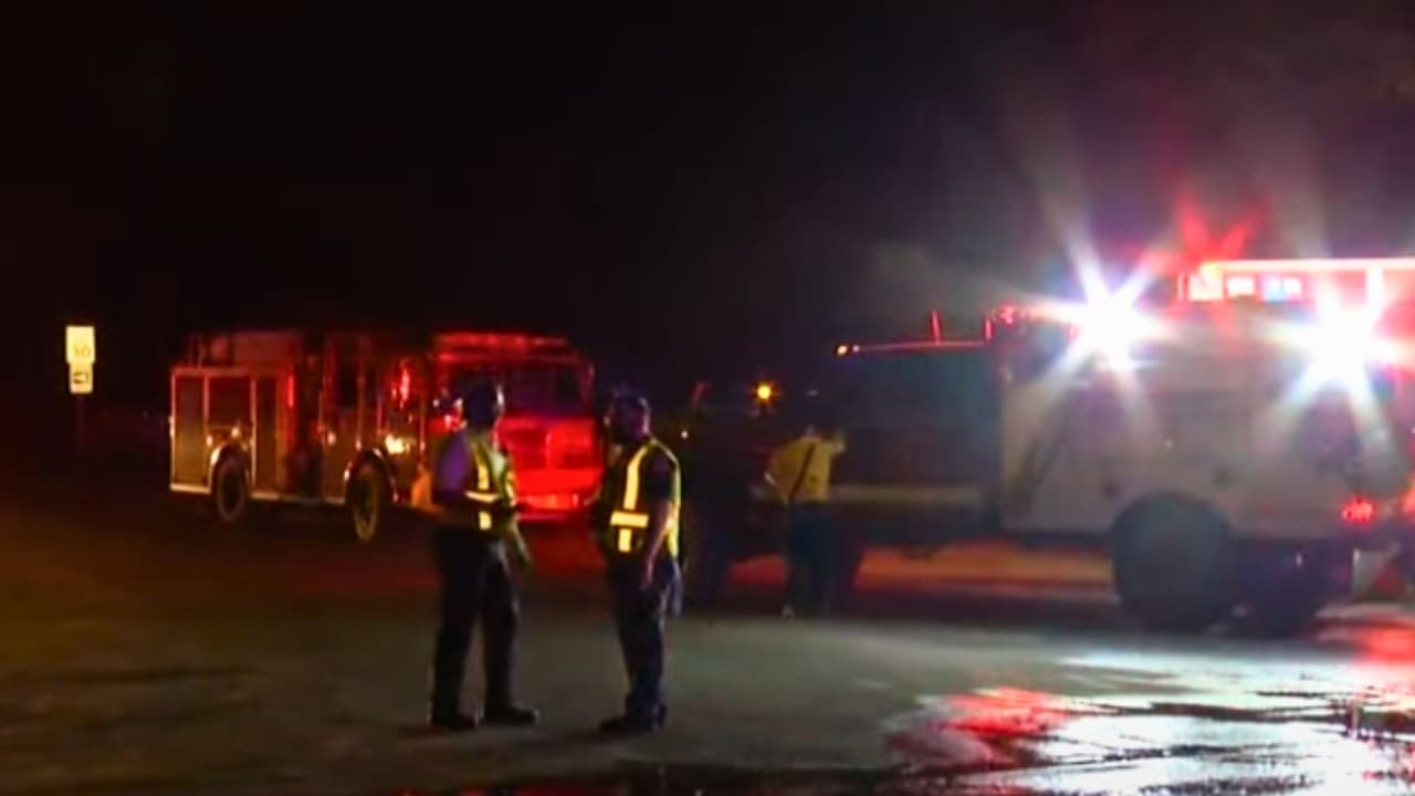 Durante la noche, Bomberos de San Antonio ordenaron la evacuación de unas 30 familias que vivían cerca del área afectada por las calles Applewhite road y Silver Mountain Drive, al sur de la ciudad.