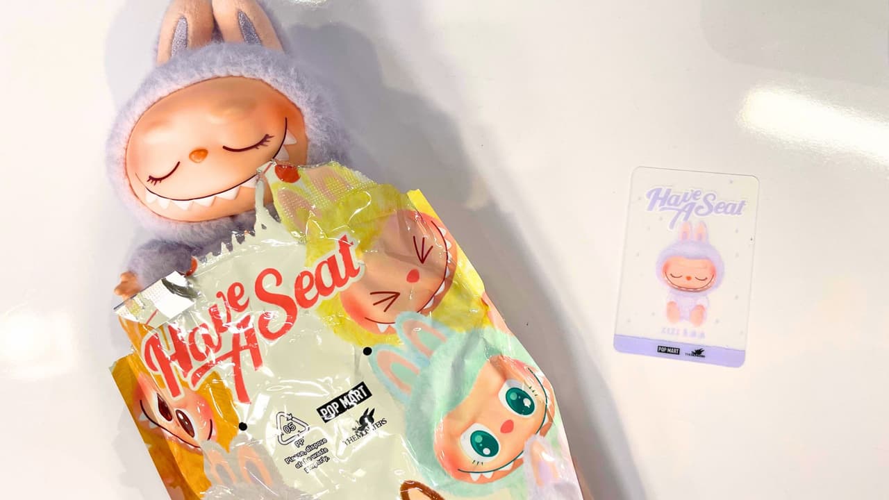 <b>Paso 4: La caja y la bolsa</b>
<br>Los
<b>labubus originales</b> vienen dentro de una bolsa con un buen sellado y esta misma está dentro de una caja de colores vívidos. La bolsa debe tener cuatro perforaciones pequeñas y en medio
<b>la marca de Pop Mart. </b>
<br>
<br>Y un dato extra… dentro de la bolsa del labubu debe tener una estampilla con la imagen de tu muñeco. A veces, los labubus que son réplica no tienen esta estampilla o la imagen no coincide con el monito.