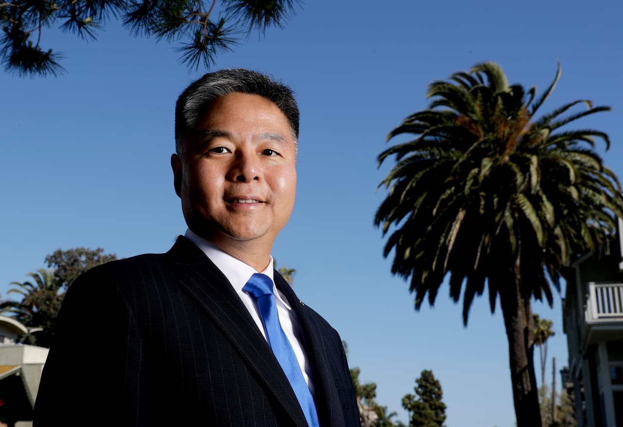 <b> Rep. Ted Lieu </b>
<br> "Los demócratas no están diciendo juicio político. Lo que estoy diciendo y lo que otros dicen es una investigación de juicio político, es decir, tenemos que comenzar estas investigaciones para ver si debemos hacer el juicio político".
<br>