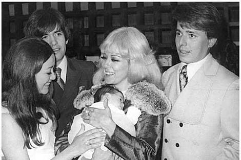 Esta imagen fue tomada en el bautizo del pequeño Luis Enrique Guzmán. Aquí se puede apreciar a 
<b><a href="http://www.univision.com/temas/sylvia-pasquel">Sylvia Pasquel</a></b>, hija mayor de 
<b><a href="http://www.univision.com/temas/silvia-pinal">Silvia</a></b>.