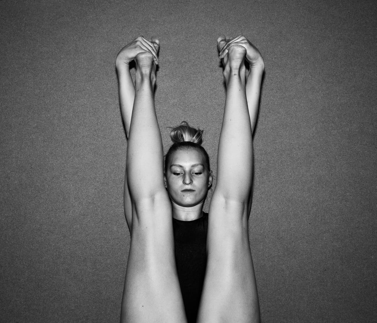 El ambiente es bueno y hay música fuerte en el gimnasio en Copenhague, donde las chicas de elite entrenan gimnasia más de 20 horas a la semana. Como regla general deben hacer al menos 10.000 horas de entrenamiento para competir internacionalmente. Haciendo gimnasia para luchar sobre todo con ellas mismas, contra sus miedos, dudas y dolor. Las jóvenes se ayudan y animan unas a otras.