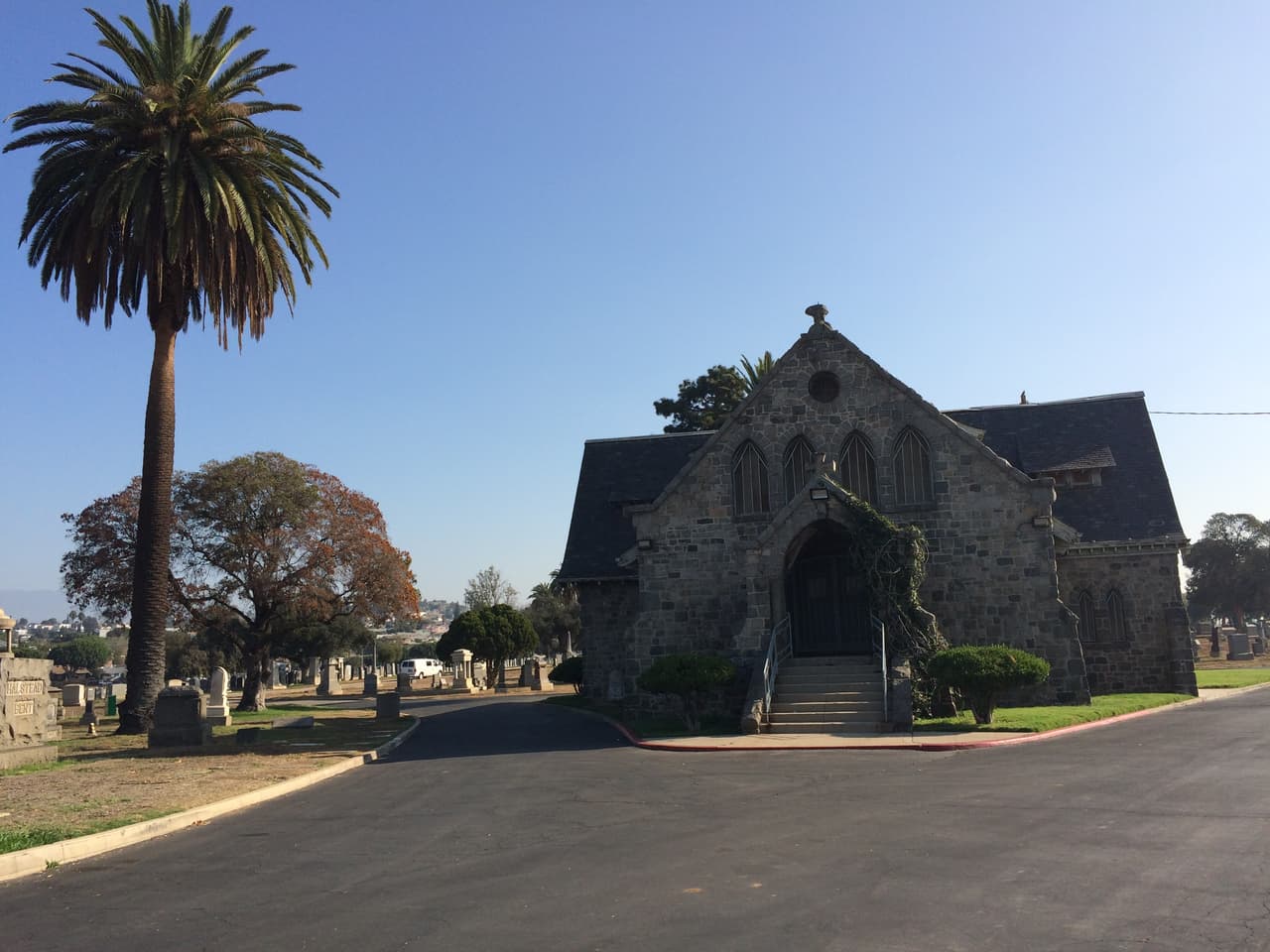 Ni Becerra, ni los testigos que conversaron con él, conocen el origen del supuesto fantasma que ha sido visto ‘flotando’ entre las lápidas o incluso en las calles alrededor de Evergreen.