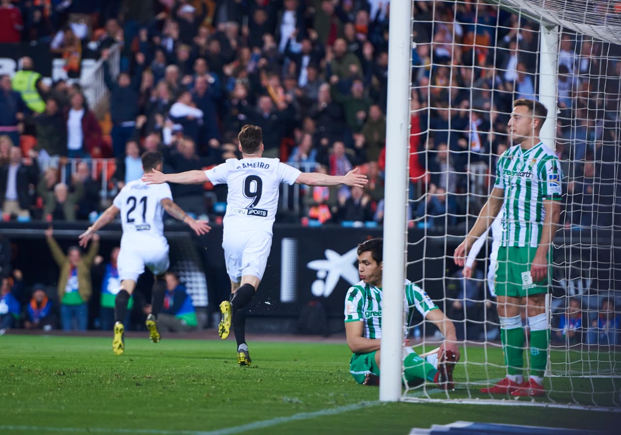 Las tribunas del estadio valenciano estallaron de júbilo y acompañaron a Rodrigo en su celebración.
