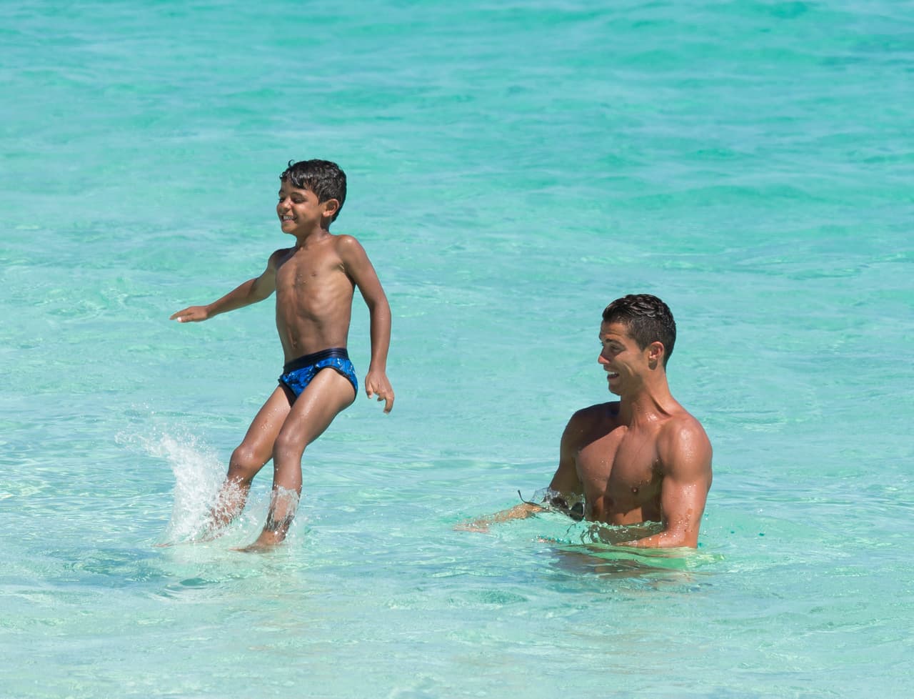 Cristiano Junior se lució haciendo piruetas en las playas de Bahamas.