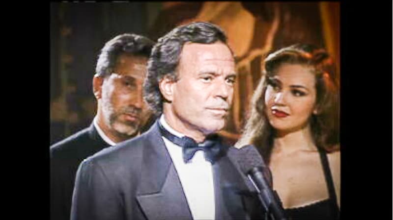 El Premio a la Excelencia celebró la exitosa carrera de Julio Iglesias. El español bromeó y dijo que el premio se lo habían dado demasiado pronto, porque "apenas estaba empezando a cantar". Además, habló sobre el privilegio que es sentirse querido en su propia lengua.