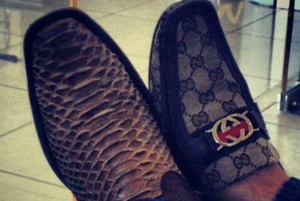 En otra imagen presumía sus zapatos de una firma de lujo.